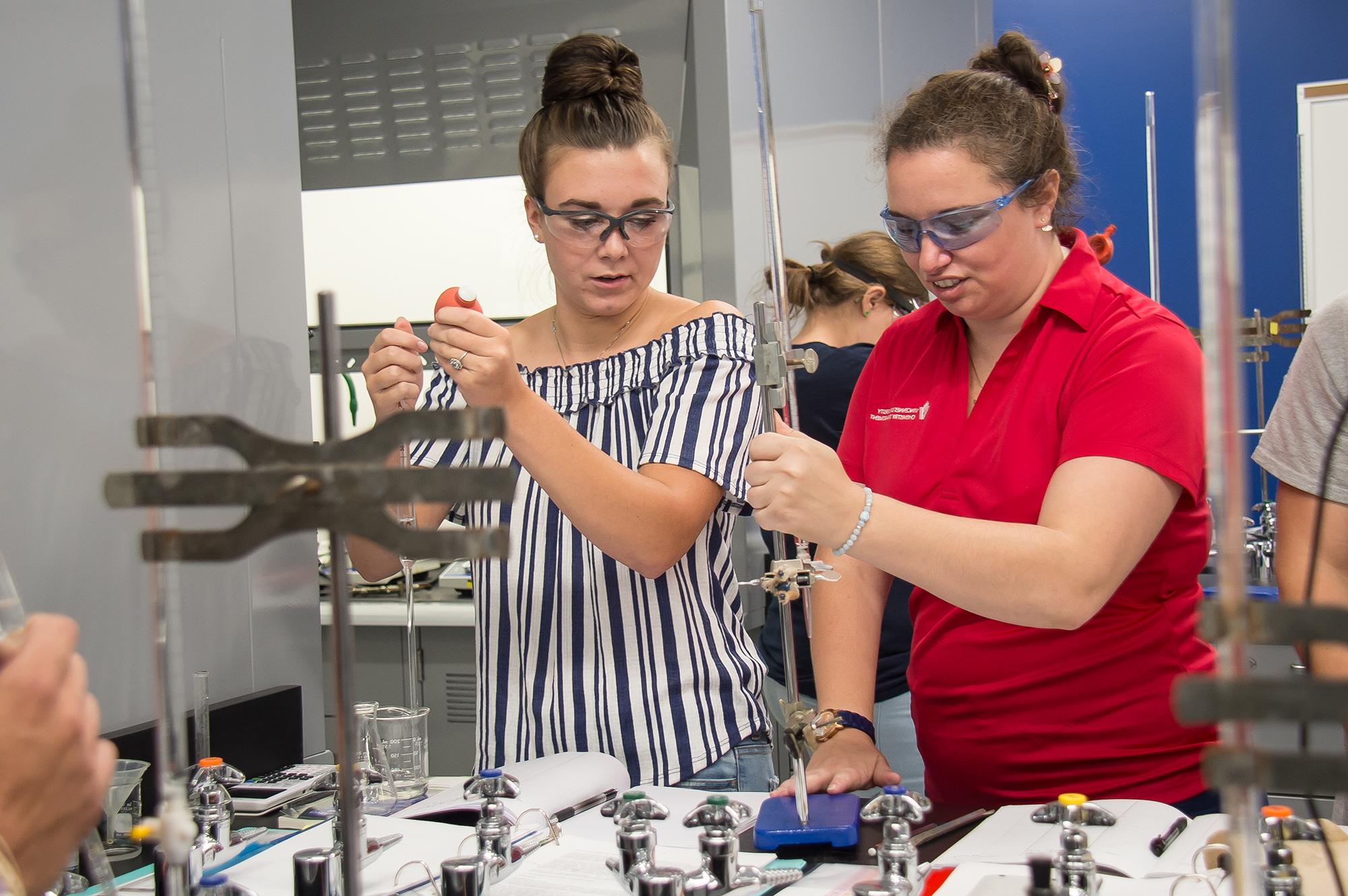 化学 students participating in a lab assignment